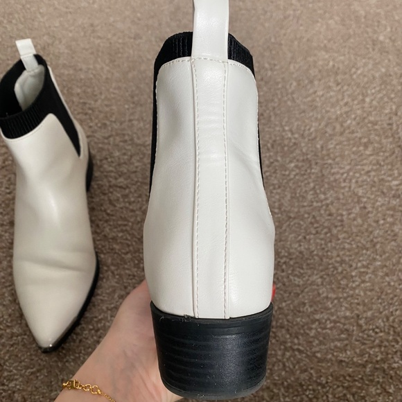 ❤️‍🔥🎸STYLISH ROCKER GIRLIES💋❤️‍🔥 White Ankle Boots w/ Pointed Toe - Picture 12 of 14